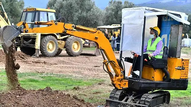 30 kadın, iş makinesi operatörü ve ağır vasıta şoförü olmak için ter döküyor
