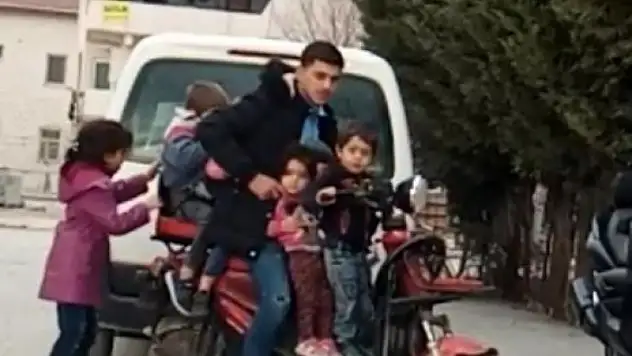 5 çocuk bir yetişkinin bindiği elektrikli bisikleti görenler şaştı kaldı