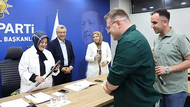 AK Parti Kütahya İl Gençlik Kolları'ndan Anneler Günü sürprizi