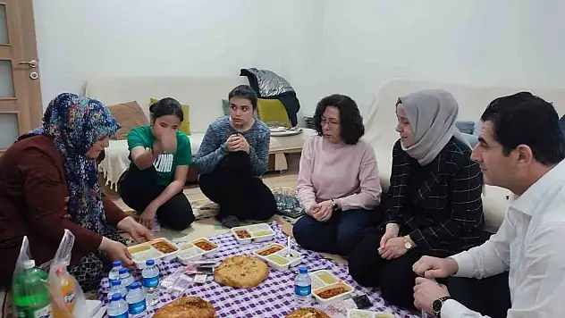 AK Partili Güngör depremzede aileyle gönül sofrasında buluştu