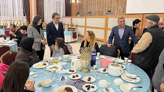 Altıntaş'ta depremzede ailelere iftar yemeği