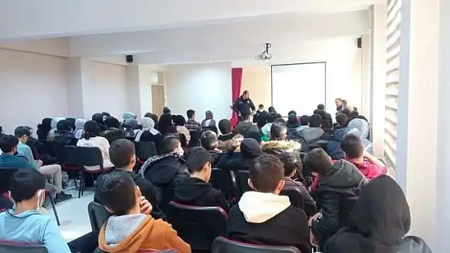 Altıntaş'ta öğrencilere 'Kişisel Güvenlik ve Suçtan Korunma' semineri verildi