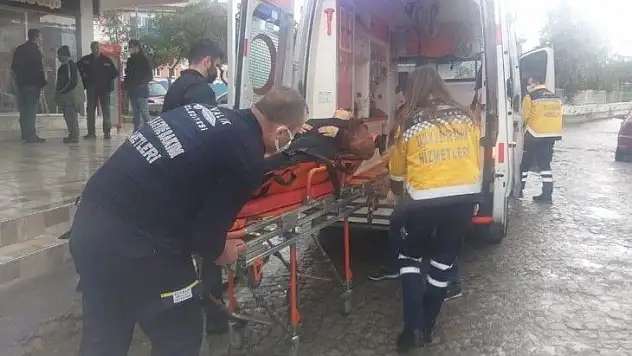 Aniden fenalaşan kadını belediye sağlık ekipleri kurtardı