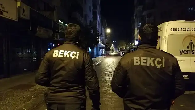 Aranan şahıs bekçilere takıldı