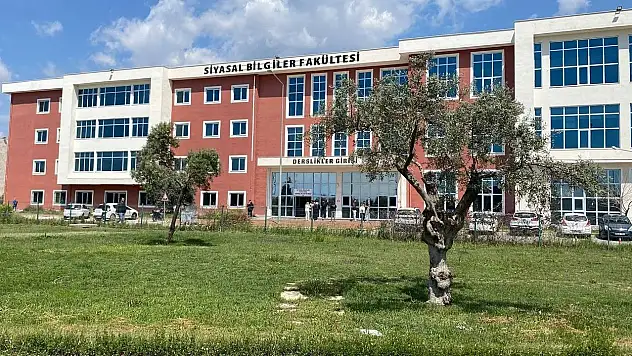 Aydın'da 'Fakültemde başörtülü istemiyorum' diyen akademisyene tepkiler dinmiyor