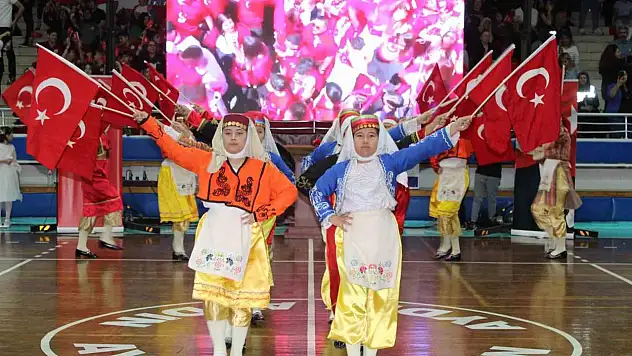 Aydın'da 23 Nisan kutlamalarında miniklerin dans gösterisi büyük beğeni topladı