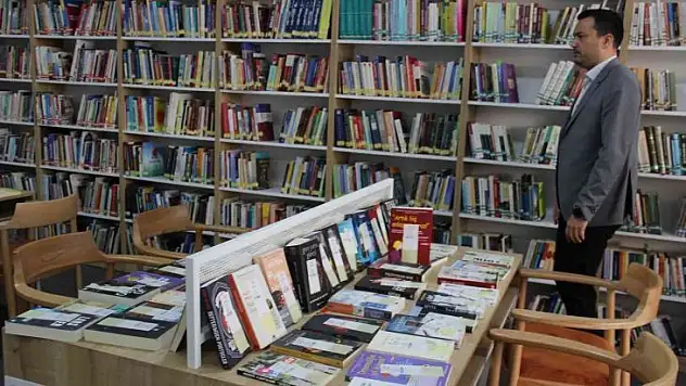 Aydın İl Kültür Müdürü Tuncer, yaklaşık 520 bin liraya donatılan Sultanhisar Kütüphanesi'ni tanıttı