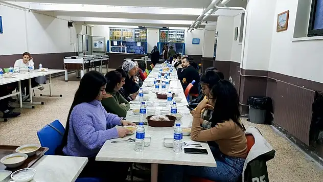 Aydın Lisesi'nde depremzede öğrenci ve velileri iftarda buluştu