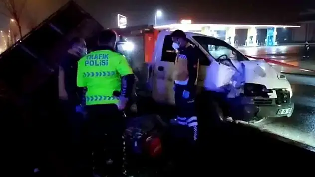 Aydınlatma direğine çarpan kamyonetin sürücüsü camdan fırlayarak hayatını kaybetti...O anlar kameralara yansıdı