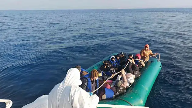 Ayvalık açıklarında 19 düzensiz göçmen kurtarıldı