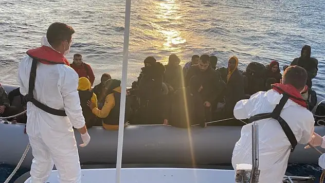 Ayvalık açıklarında 28 düzensiz göçmen yakalandı