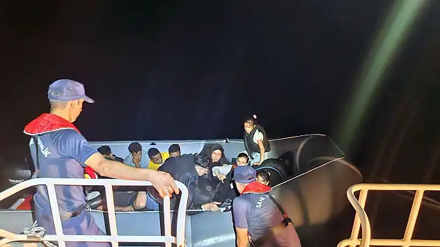 Ayvalık açıklarında 3'ü çocuk 14 düzensiz göçmen yakalandı