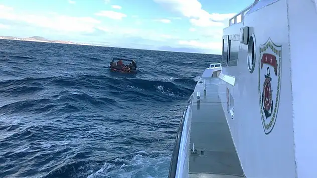 Ayvalık açıklarında Yunan unsurları tarafından geri itilen 67 düzensiz göçmen kurtarıldı