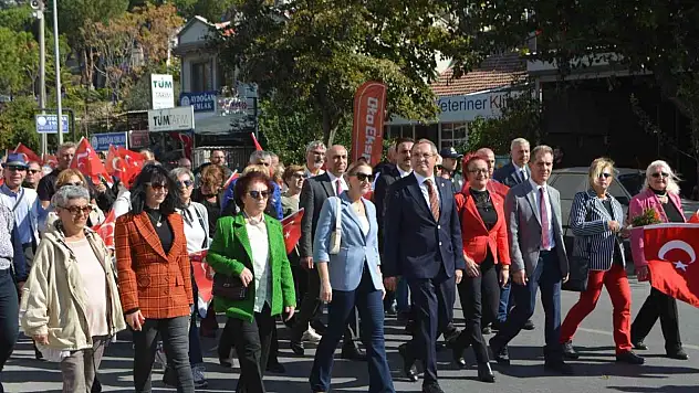 Ayvalık'ta Cumhuriyet Bayramı etkinlikleri Cumhuriyet Yürüyüşü ile başladı