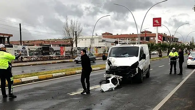 Ayvalık'ta para nakil aracı ile otomobil çarpıştı: 1 yaralı