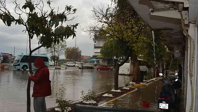 Ayvalık'ta sağanak yağış hayatı olumsuz etkiledi