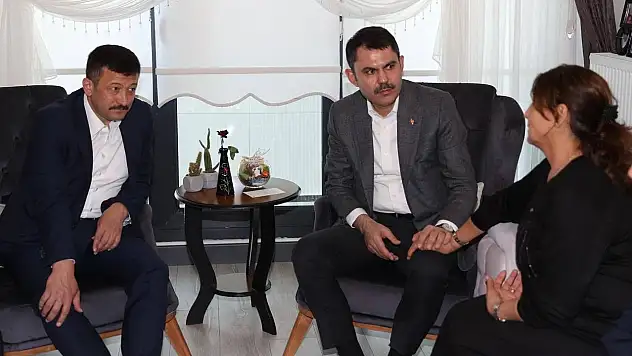 Bakan Kurum'dan depremzede 'Hatice Abla'ya yeni konutunda ziyaret