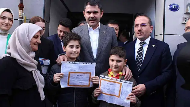 Bakan Kurum'dan depremzede çocuklara karne hediyesi