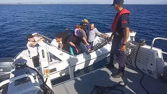 Balıkesir açıklarında Yunanistan unsurları tarafından geri itilen 20 düzensiz göçmen kurtarıldı