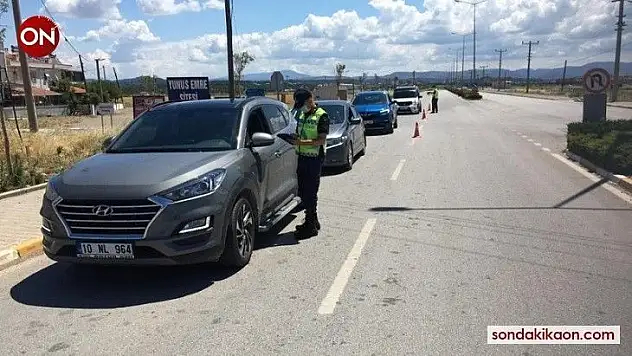 Balıkesir'de jandarma 8 aranan şahsı yakaladı