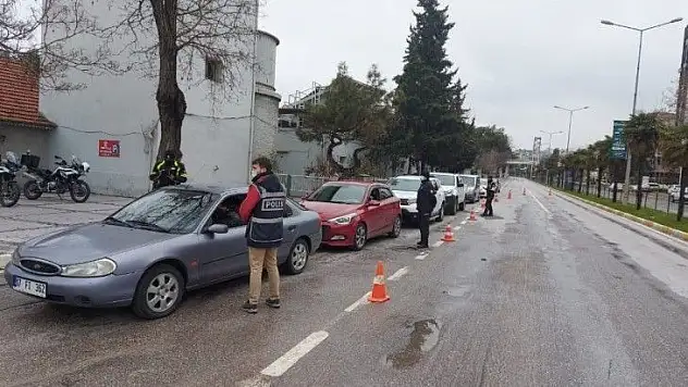 Balıkesir'de pazar günü izinsiz sokağa çıkan 541 kişiye ceza