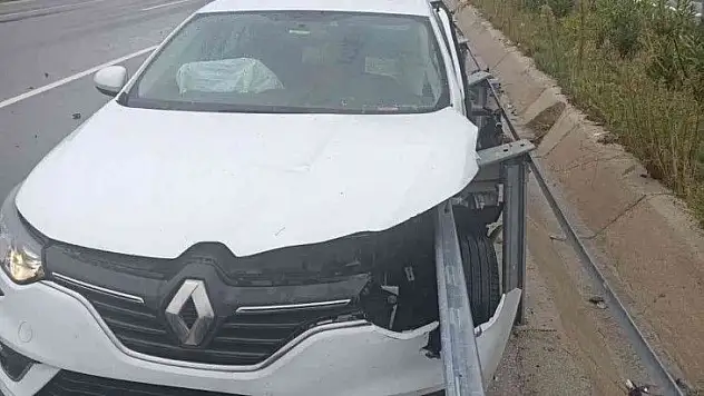 Balıkesir'de refüje çarpan otomobilin sürücüsü hayatını kaybetti