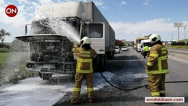 Balıkesir'de seyir halindeki tır yandı