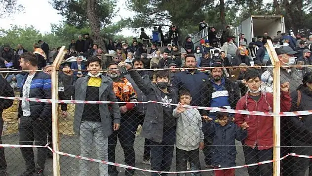 Balıkesir'de sezonun ilk deve güreşi yapıldı