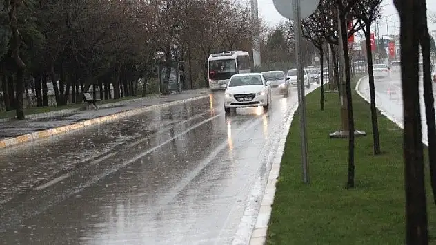 Balıkesir'de şiddetli yağış etkili oldu