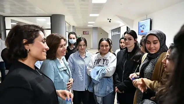 Balıkesir Valisi Hasan Şıldak, öğrencilere iftar yemeği verdi