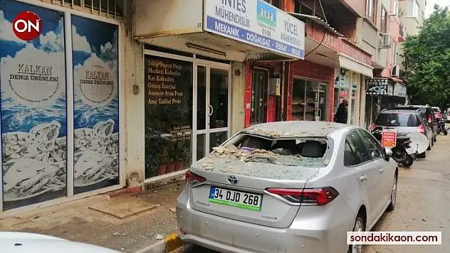 Balkondan düşen beton parçaları otomobile zarar verdi
