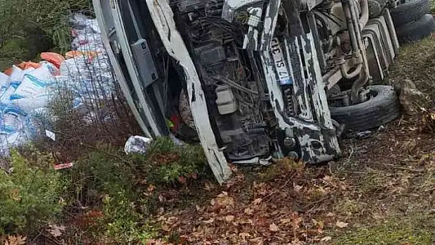 Balya'da yağış havada kayan tırda 2 kişi yaralandı