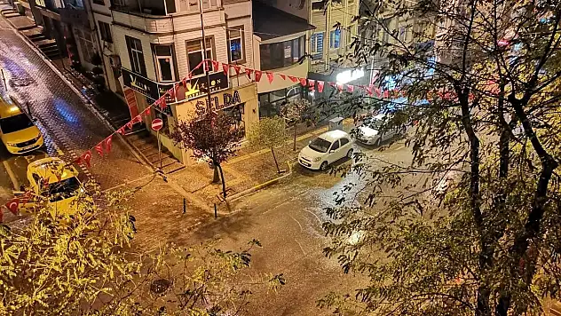 Bandırma'da 1 saat süren yağmur hayatı felç etti