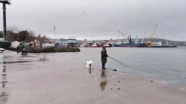 Bandırma'da fırtına hayatı olumsuz etkiliyor