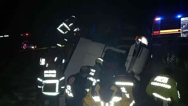 Bandırma'da seyir halindeki tır tarlaya uçtu