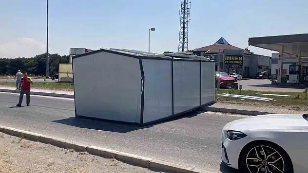 Bandırma'da tırdan düşen konteyner trafiği aksattı