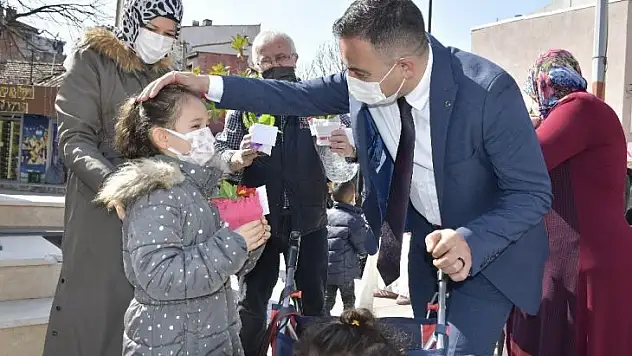 Başkan Erdoğan'dan kadınlara 8 Mart çiçeği