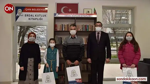 Başkan Öz'den kitap okuyanlara hediye takdimi