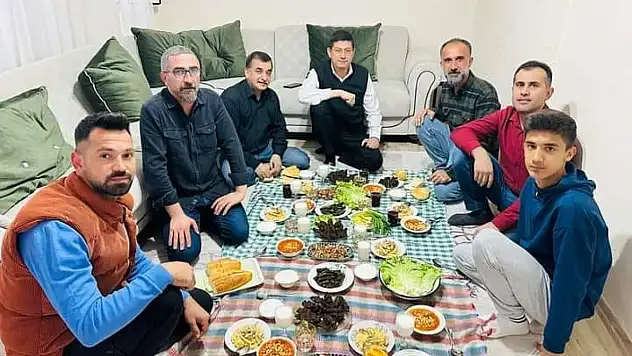 Başkan Özcan iftarda depremzede aileye misafir oldu