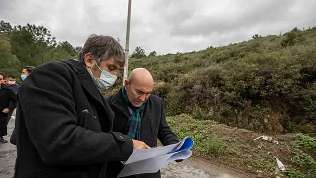 Başkan Soyer, istinat duvarının çöktüğü sitede inceleme yaptı