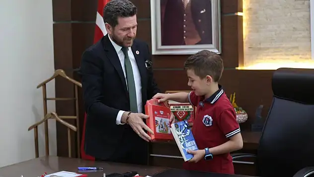 Başkan Tatık makamını iki öğrenciye devretti