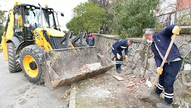 Başkan Utku Gümrükçü'den moloz tepkisi