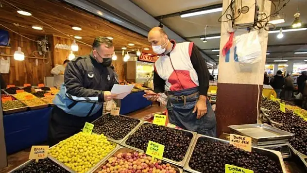 Bayraklı'da zabıtalardan pazar yerlerine sıkı korona virüsü denetimi