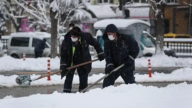 Belediyenin kar temizleme ekipleri sahada