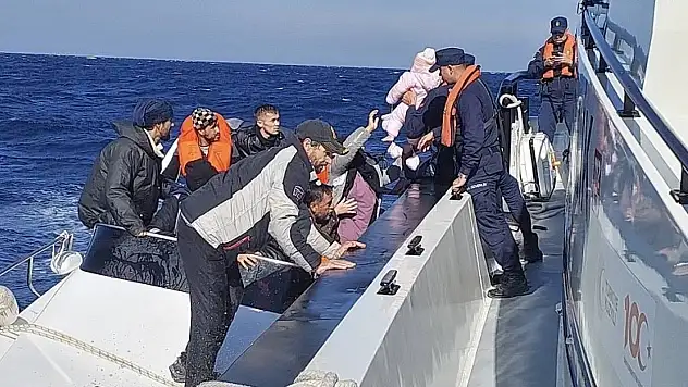 Bozcaada açıklarında 19 kaçak göçmen kurtarıldı, 1 göçmen kaçakçısı yakalandı