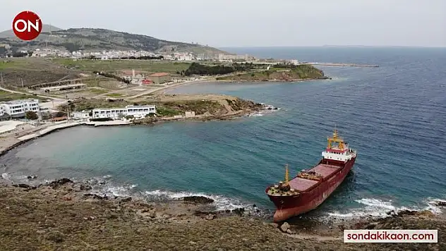 Bozcaada'da karaya oturan gemi kurtarılmayı bekliyor