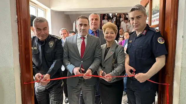 Burhaniye'de Kaymakam Memiş, Bilim Fuarı açılışına katıldı