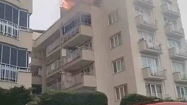 Bursa'da 5 katlı binanın çatısı alevlere teslim oldu