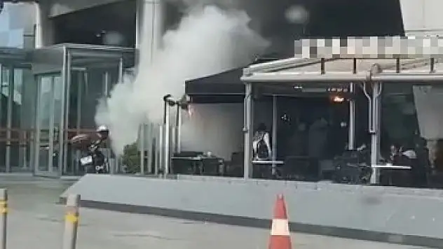 Bursa'da dünyaca ünlü kahve zincirinde yangın tüpü kazası: Ortalık toz bulutu ile kaplandı
