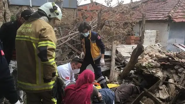 Bursa'da göçen evin altında kalan adamı itfaiye kurtardı